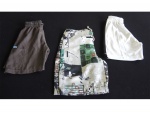 Três bermudas masculinas de 2 a 4 anos uma estampada, uma na cor grafite uma branca com listra preta lateral.
