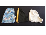 Três shorts masculinas infantis de 2 a 4 anos uma estampada, uma cinza e uma preta com listra amarela.