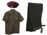 Farda  e passeio de paraquedista do exército composto de camisa, calça, cinto e boina com insígnias, brevês, (total de 7). Tam. M.
