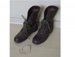 Boot de paraquedista militar na cor marrom nº 42  com marcas de uso,  Vulcabrás, e par de bombachos