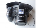 Câmera fotográfica Sony, Cyber Shot, DSC-H50, monitor de 3 full HD  9,1 megapixels, Zoom ótico 15 X. controle remoto, pequeno tripé, bateria, carregador, com chip,  no estado.
