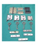 Quatro fechaduras com chaves para armários,, 5 trincos, e cinco dobradiças. Total: 14  peças.