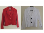 Dois blazers sendo um vermelho by Com Q. Star e outro branco com pespontos pretos com grandes botões by Anna Ka.