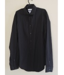 Uma camisa social masculina Tam. M. Calvin Klein.