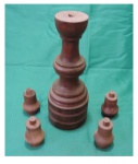 Pé de abajour em Jacarandá torneado e 4 pés torneados, Alt. 38 cm.