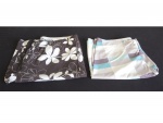 Duas bermudas masculinas Tam. M. uma floral preta e branca Wollner e uma xadrez Sand Sea
