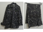 Farda camuflada do exército com brevês e insígnias composto de calça e gandola Tam. M.