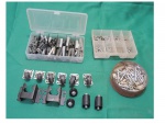 Buchas e parafusos diversos,  1 kit suporte para TV e  6 rodízios.