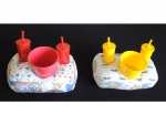Kit cinema composto de 2 almofadas, 4 copos e  baldes para as pipocas de plástico vermelho e amarelo.