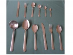 Faqueiro em inox Backer composto de: 12 garfos principais, 12 facas principais, 11 colheres para sopa, 12 garfos de sobremesa, 12 facas para sobremesa, 12 colheres para sobremesa, 6 colheres para chá, 12 colheres para café, 1 colher para açúcar, 2 colheres para servir e 1 concha, Total 93 peças.