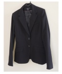 Blazer preto H&M, Tam. P. com dois botões frontais.