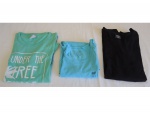 Três camisetas infanto juvenis de malha n. 8, sendo 2 Hering uma preta de mangas compridas, uma verde água e  uma regada azul piscina.