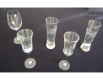 Cinco taças de cristal diversas sendo: 2 flutes, 2 tulipas e 1 copo para vinho, tamanhos e modelos diversos.