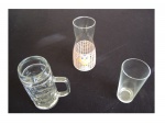 Três peças de vidro sendo 1 garrafa para água, 1 caneca para chopp e 1 copo de vidro.