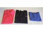 Três  camisetas  Unissex sendo uma UV azul de manga comprida, uma polo na cor pink e uma de malha estampada,