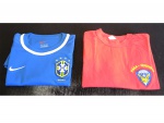 Duas camisas femininas Tam. P. uma da seleção brasileira e outra brigada de paraquedista.