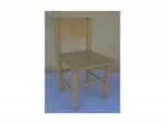 Cadeira infantil patinada na cor creme, 26 x 26, Alt. 46 cm.