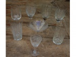 Oito taças em cristal lapidado de modelos diversos, 4 para vinho tinto, 2 para água, 1 para Martini e 1 para licor, Alt. de 18 a 12 cm.