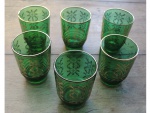 Seis copos em vidro verde decoradas com dourado, Alt. 9, Diam. 7 cm.
