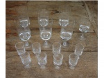 Quinze taças em cristal translúcido apoiado em base circular, sendo 7 para água e 8 para licor, Alt. 16 e 8 cm.