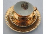 COLECIONISMO - Xícara para chá com prato de sobremesa porcelana Paraná decorada com cenas orientais e bordas douradas.