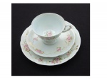 COLECIONISMO - Xícara para chá com prato de sobremesa porcelana Schmidt decorada com pequenas rosas sobre fundo azul pintados à mão.