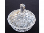 Bombonière  em cristal lapidado com tampa diamante, Diam. 22, Alt. 19 cm.