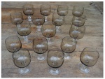 Taças em cristal francês na cor fumê com base translúcida, sendo onze para tinto,13 x 8 cm. seis para branco, 11 x 7 cm. Total 17 peças.