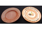 COLECIONISMO-  Dois pratos em cerâmica a sendo um xilogravado e outro Sítio Solidão, Master Casa 2004 com bicado, Diam. 24 e 27 cm.