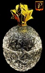 Lindo bombonier /baleiro ,ricamente elaborado em vidro todo trabalhado em relevo no formato de abacaxi com pega em dourado, medindo 15 cm