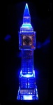 Diferente e belíssimo RELÓGIO estatueta "Big Ben" ricamente elaborada em bloco de cristal todo trabalhado e detalhes em metal , possuindo relógio e iluminação em LED que altera as cores indo do azul ao vermelho ,quando ligado, medindo 22 cm de altura por 6 cm de largura.