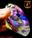 Diferenciado Peso de papel em formato de diamante ornamental , elaborado em cristal com Iridescência, medindo 6 cm de diâmetro aproximadamente.