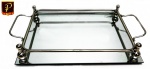 Diferenciada  e elegante bandeja /centro de mesa, lindamente elaborada em metal prateado trabalhado  e espelho, medindo 40 cm x 27 cm aproximadamente.