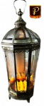 Lanterna marroquina de Gigante ,  elaborada em metal e vidros , possuindo na parte superior abóboda metal e vidro curvos , medindo aproximadamente 80 cm .( As velas em LED , não fazem parte do lote e são meramente ilustrativas ).