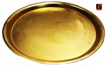 Linda e diferenciada bandeja, ricamente elaborada em metal dourado com bordados em relevo, medindo 36 cm de diâmetro aproximadamente.