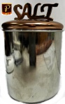 Lindo e decorativo pote para sal, ricamente elaborado em metal prateado brilhante com tampa cor cobre com pega palavra SALT , medindo 18 cm aproximadamente.