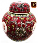 Lindo potiche oriental elaborado em porcelana trabalhada e rica pintura policromada a mão medindo 13 cm aproximadamente.