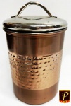 Útil e belo pote porta mantimentos , ricamente elaborado em metal  martelado cor cobre e tampa em prata  medindo 17 cm aproximadamente.