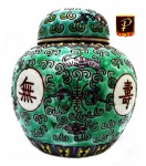 Lindo potiche oriental elaborado em porcelana toda  trabalhada e rica pintura policromada a mão medindo 13 cm aproximadamente.