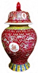 Lindo e diferenciado  potiche oriental elaborado em porcelana com desenhos e pintura a mão em alto relevo, medindo aproximadamente 16 cm.