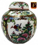 Diferenciado Potiche elaborado em porcelana oriental estilo Família Rosa , toda decorada com exuberante pintura policromada a mão, medindo 13 cm aproximadamente.