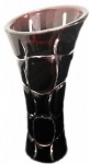 Magnifico vaso , ricamente elaborado em vidro artístico vermelho ,com gomos em traços translúcidos lapidados em relevo e borda com corte transverso diferenciado , medindo 20 aproximadamente.