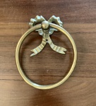 TOALHEIRO PARA LAVABO EM METAL DOURADO. MEDIDA DA ARGOLA; 18 DE DIÂMETRO.