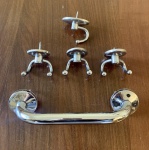 METAL PARA BANHEIRO. UMA BARRA SUPORTE PARA BOX BANHO E QUATRO GANCHOS PARA TOALHA / ROUPÃO. MEDIDA BARRA TOTAL; 29,5. ÁREA DE PEGA; 24 CM.
