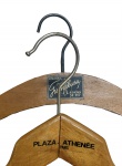 DEZ CABIDES PARA ROUPAS FEMININAS E MARCULINAS EM MADEIRA SENDO UM MARCADO "PLAZA ATHENÉE PARIS" E OUTRO MARCADO "ALFAIATARIA GUANABARA - RUA DA CARIOCA 54 / RIO". MAIOR MEDIDA: DE OMBRO; 47 CM. MENOR MEDIDA DE OMBRO; 42.