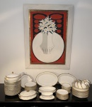 PORCELANA  APARELHO DE JANTAR BRENNAND COMPOSTO POR 86 PEÇAS, A SABER; 22 PRATOS RASOS (DESGASTE ACENTUADO EM 8 E FIO DE CABELO EM 01); 12 PRATOS PARA SOBREMESA (LEVE DESGASTE); 11 PRATOS PARA PÃO (LEVE DESGASTE); 4 TRAVESSAS PARA SERVIR, SENDO 2 PARA LEGUMES (1 DELAS FUNDA) E 2 GRANDES PARA PEIXES E ASSADOS, MEDIDA DA MAIOR 39,5X26CM.; 12 PRATOS FUNDOS (LEVE DESGASTE); 01 MOLHEIRA; 01 SOPEIRA PEQUENA COM TAMPA; 01 LEGUMEIRA COM TAMPA (PORCELANA INGLESA) COM DESGASTES NAS ALÇAS E NA TAMPA; 1 TRAVESSA REDONDA FUNDA PARA ARROZ; 11 CONSOMÉS (1 DESGASTADO) ; 12 PIRES PARA CONSOMÉS (01 DESGASTADO e 11 COM MARCAS DE USO).