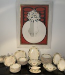 PORCELANA  LOUÇA INGLESA, JOHNSON BROS ENGLAND. APARELHO DE JANTAR COMPOSTO POR 82 PEÇAS, A SABER; 24 PRATOS RASOS (19 CRAQUELADOS E AMARELADOS); 12 PRATOS PARA SOBREMESA (10 AMARELADOS E CRAQUELADOS); 12 PRATOS FUNDO; 12 PRATOS PARA SOBREMESA (10 AMARELADOS E CRAQUELADOS, 01 LASCADO); 12 PRATOS PARA PÃO, AMARELADO E CRAQUELADO LEVE); 06 TRAVESSAS DE SERVIÇO, SENDO 01 PARA ASSADOS 36 X 28CM. 02 OVAIS DE DIFERENTES TAMANHOS E 03 OVAIS FUNDAS; 01 SOPEIRA COM TAMPA; 01 TERRINA COM TAMPA; 01 CREMEIRA; 01 PRATO PARA ARROZ.