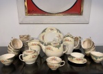 PORCELANA INGLESA. JOHNSON BROS ENGLAND. JOGO DE CHÁ E CAFÉ COMPOSTO POR 42 PEÇAS, A SABER; 06 XÍCARASDE CAFÉ (CRAQUELADAS E MUITO AMARELADAS) COM 08 PIRES; 01 AÇUCAREIRO TORRÃO; 11XÍCARAS PARA CHÁ (10 CRAQUELADAS E AMARELADAS E 11 PIRES COM MARCAS DE USO; 01BULE PARA CHÁ (BICO COLADO); 01 PRATO PARA BOLO; 01 LEITEIRA; 01 MANTEGUEIRA OUTIGELA PARA GELÉIA; 01 BULE PARA CAFÉ TRINCADO NA BORDA.