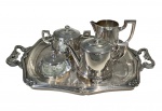 METAL PRATEADO - JOGO DE CHÁ MARCADO FRACALANZA COMPOSTO POR 5PEÇAS, A SABER; UMA BANDEJA MARCADA EFINEGEJE?**, UMA LEITEIRA MARCADAFRACALANZA 925 / 92536 E , UM BULE PARA SERVIR CAFÉ MARCADA FRACALANZA 910 / C91199, UM AÇUCAREIRO MARCADO FRACALANZA 955 / 95975 E , E UMA MANTEGUEIRA OUPORTA GELEIA MARCADO FRACALANZA NA BASE COM TAMPA EM METAL E RECIPIENTE EMCRISTAL. MEDIDA DA BANDEJA 51 CM DE ALÇA A ALÇA X 34CM.