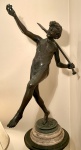 BRONZE - HIPPOLYTE ALEXANDRE JULIEN MOULLIN / ESCULTURA FRANCESA MEADOS DO SÉCULO XIX ASSINADO NA BASE E MARCA DE FUNDIÇÃO; THIEBAUT FRERES FOUNDERS / PARIS. MEDIDAS; MEDIDAS; 97 CM DE ALTURA.